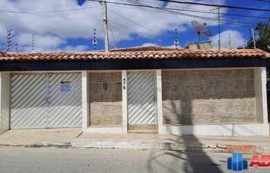 Imagem: A casa possui 3 Dormitórios, 1 Banheiro, 3 Vagas na garagem