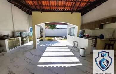 Imagem: A casa possui 3 Dormitórios, 2 Banheiros, 1 Vaga na garagem