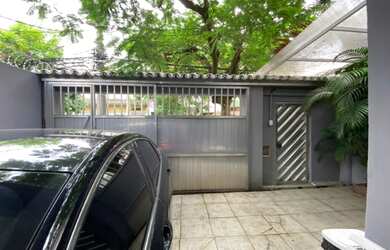 Imagem: A casa possui 4 Dormitórios, 4 Banheiros, 1 Vaga na garagem