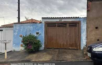 Imagem: A casa possui 1 Dormitório, 1 Banheiro, 1 Vaga na garagem