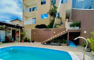 Imagem: A casa possui 4 Dormitórios, 3 Banheiros, 2 Vagas na garagem