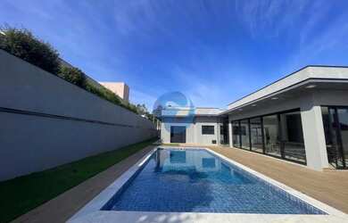 Imagem: A casa em condomínio possui 4 Dormitórios, 3 Banheiros, 4