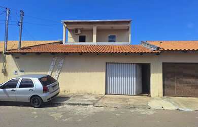 Imagem: A casa possui 4 Dormitórios, 3 Banheiros, 3 Vagas na garagem