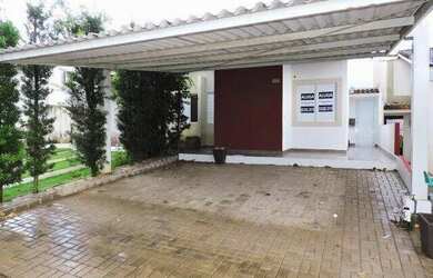 Imagem: A casa possui 2 Dormitórios, 2 Banheiros, 2 Vagas na garagem