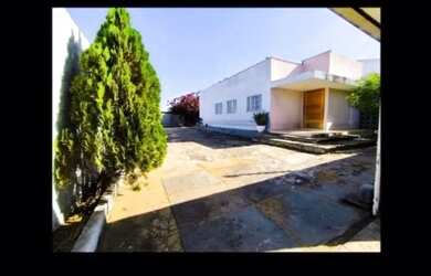 Imagem: A casa possui 3 Dormitórios, 3 Banheiros, 185.950m² de Área