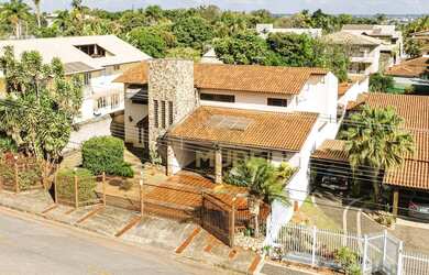 Imagem: A casa possui 4 Dormitórios, 3 Banheiros, 5 Vagas na garagem