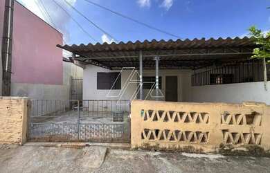 Imagem: A casa possui 2 Dormitórios, 1 Banheiro, 2 Vagas na garagem