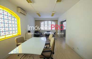 Imagem: A casa possui 3 Dormitórios, 2 Banheiros, 5 Vagas na garagem