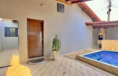 Imagem: A casa possui 3 Dormitórios e 2 Banheiros e está localizado