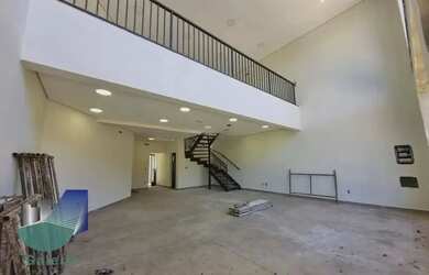 Imagem: O depósito possui 4 Vagas na garagem e 150m² de Área e está