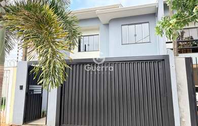 Imagem: A casa possui 3 Dormitórios, 1 Banheiro, 2 Vagas na garagem