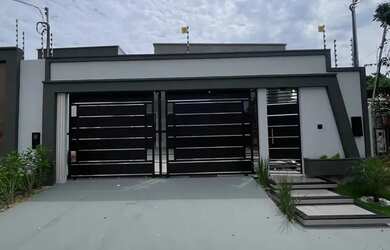 Imagem: A casa possui 3 Dormitórios, 2 Banheiros, 2 Vagas na garagem