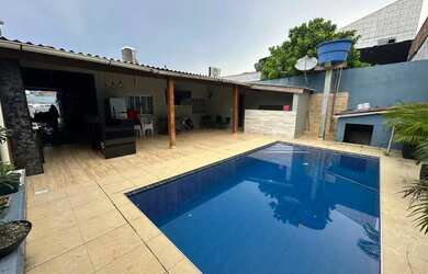 Imagem: A casa possui 3 Dormitórios, 2 Banheiros, 4 Vagas na garagem