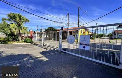 Imagem: A casa possui 2 Dormitórios, 1 Banheiro, 2 Vagas na garagem