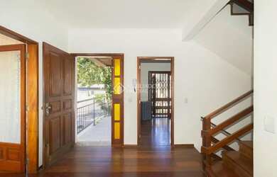 Imagem: A casa possui 5 Dormitórios, 5 Banheiros, 3 Vagas na garagem