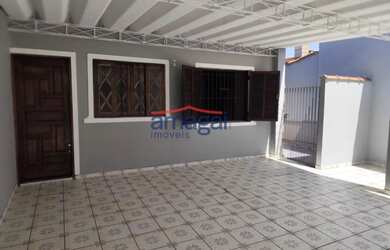 Imagem: A casa possui 2 Dormitórios, 2 Banheiros, 2 Vagas na garagem