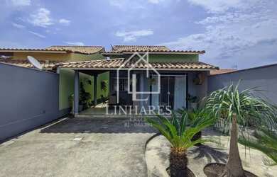 Imagem: A casa possui 3 Dormitórios, 3 Banheiros, 2 Vagas na garagem