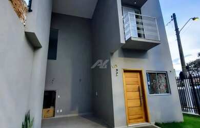 Imagem: A casa possui 4 Dormitórios, 5 Banheiros, 2 Vagas na garagem