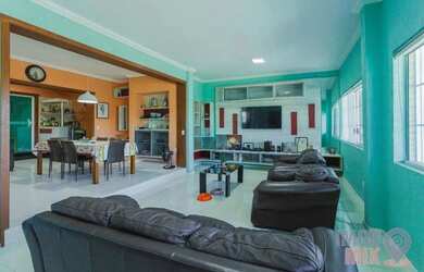 Imagem: A casa possui 4 Dormitórios, 4 Banheiros, 5 Vagas na garagem