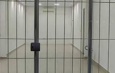 Imagem: O depósito possui 4 Vagas na garagem, 30m² de Área e está