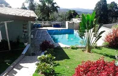 Imagem: A casa possui 3 Dormitórios, 3 Banheiros, 4 Vagas na garagem