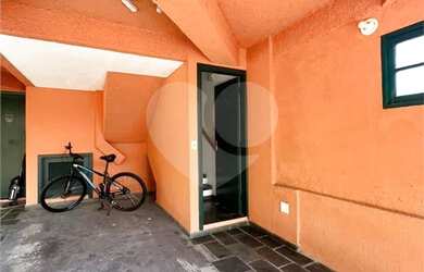 Imagem: A casa possui 2 Dormitórios, 2 Banheiros, 1 Vaga na garagem