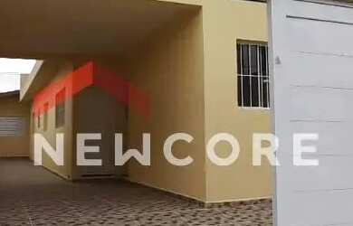 Imagem: A casa possui 3 Dormitórios, 2 Banheiros, 1 Vaga na garagem