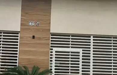 Imagem: A casa possui 4 Dormitórios, 3 Banheiros, 1 Vaga na garagem