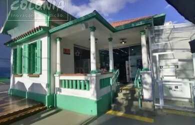 Imagem: A casa possui 3 Dormitórios, 3 Banheiros, 5 Vagas na garagem