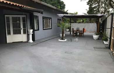 Imagem: A casa possui 3 Dormitórios, 2 Banheiros, 3 Vagas na garagem