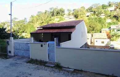 Imagem: A casa possui 2 Dormitórios, 2 Banheiros, 2 Vagas na garagem