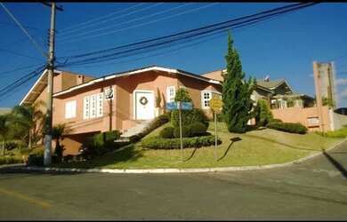 Imagem: A casa em condomínio possui 3 Dormitórios, 3 Banheiros, 4