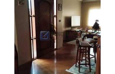 Imagem: A casa possui 3 Dormitórios, 3 Banheiros, 4 Vagas na garagem