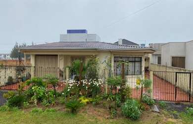 Imagem: A casa possui 3 Dormitórios, 2 Banheiros, 3 Vagas na garagem