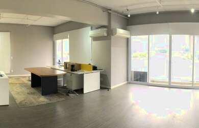 Imagem: O depósito possui 2 Vagas na garagem, 80m² de Área e está