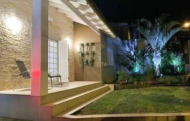 Imagem: A casa possui 3 Dormitórios, 2 Banheiros, 2 Vagas na garagem