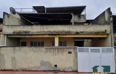 Imagem: A casa possui 2 Dormitórios, 1 Banheiro, 2 Vagas na garagem