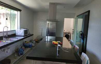 Imagem: A casa possui 3 Dormitórios, 3 Banheiros, 2 Vagas na garagem