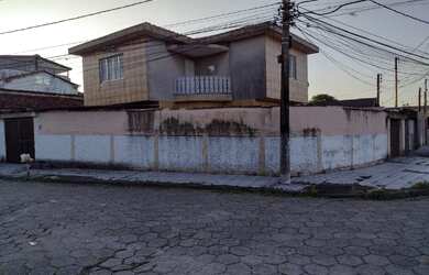 Imagem: A casa possui 3 Dormitórios, 3 Banheiros, 4 Vagas na garagem