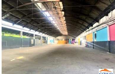 Imagem: O depósito possui 5 Vagas na garagem e 6219m² de Área e está