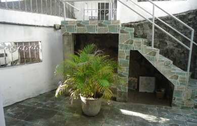 Imagem: A casa possui 2 Dormitórios, 1 Banheiro, 2 Vagas na garagem