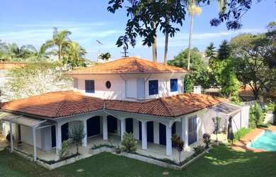 Imagem: A casa possui 5 Dormitórios, 4 Banheiros, 4 Vagas na garagem