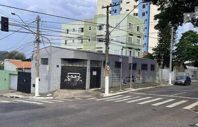 Imagem: O depósito possui 3 Vagas na garagem, 159m² de Área e está