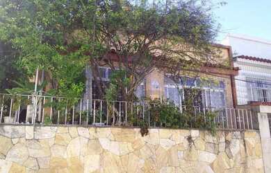 Imagem: A casa possui 4 Dormitórios, 3 Banheiros, 1 Vaga na garagem