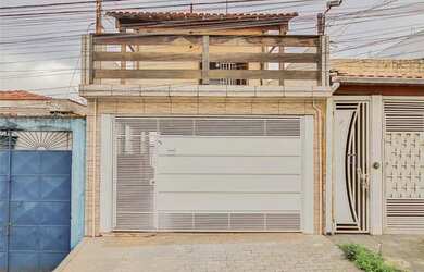 Imagem: A casa possui 3 Dormitórios, 2 Banheiros, 2 Vagas na garagem