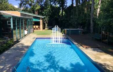 Imagem: A casa possui 3 Dormitórios, 4 Banheiros, 5 Vagas na garagem