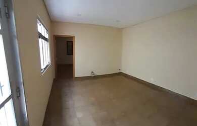 Imagem: A casa possui 2 Dormitórios, 1 Banheiro, 2 Vagas na garagem