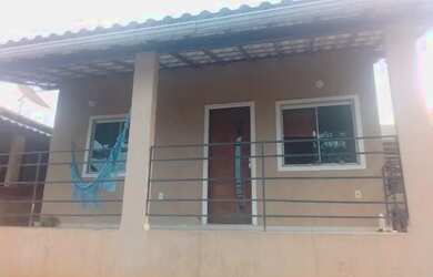 Imagem: A casa possui 2 Dormitórios, 1 Banheiro, 2 Vagas na garagem