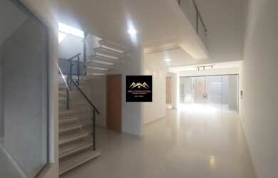 Imagem: A casa possui 3 Dormitórios, 1 Banheiro, 2 Vagas na garagem