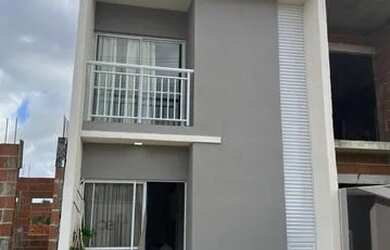 Imagem: A casa possui 3 Dormitórios, 2 Banheiros, 2 Vagas na garagem